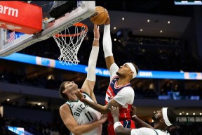 开元中国-关于密尔沃基雄鹿训练开放日，关键时刻强势反弹引欢呼，NBA常规赛在即，赛季目标并未改变的信息